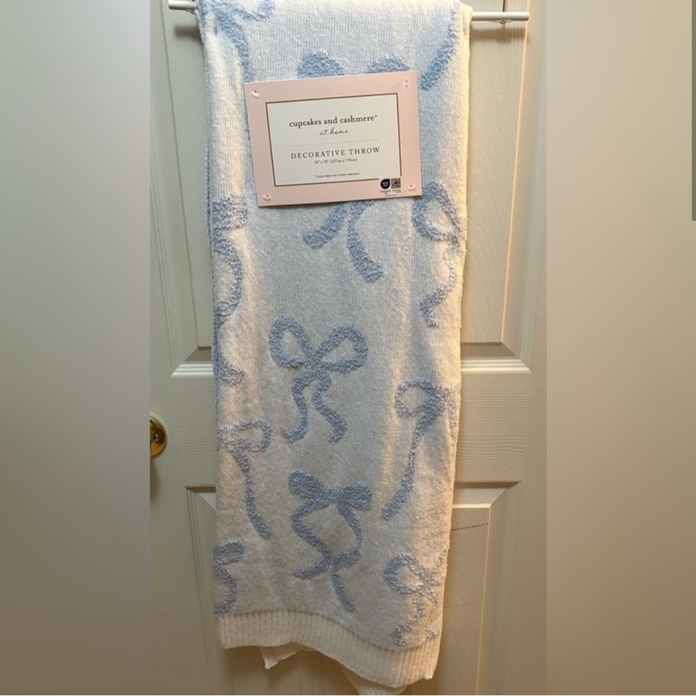 NWT cupcakes & cashmere White and Blue bow blanket